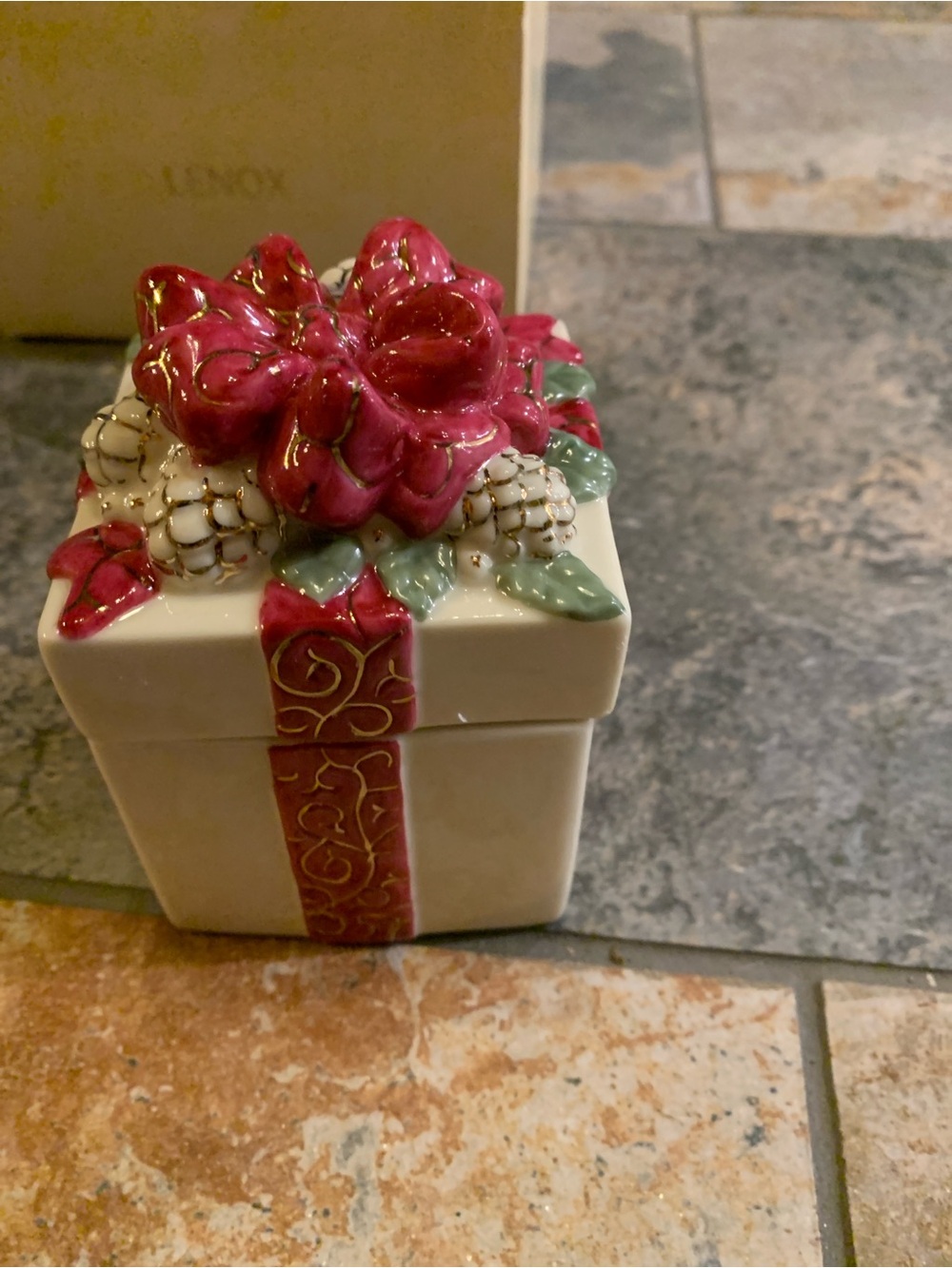 New without tag. Lenox Holiday Pink Ribbon Ceramic Gift Box